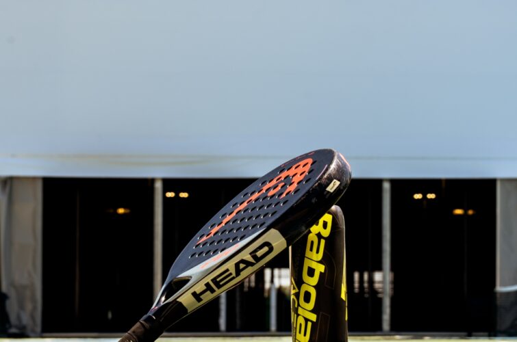 Racchette da padel con sfondo del logo FeelGood Padel a Foggia