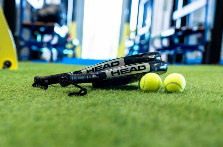 Racchette HEAD e palline da padel in primo piano su campo sintetico