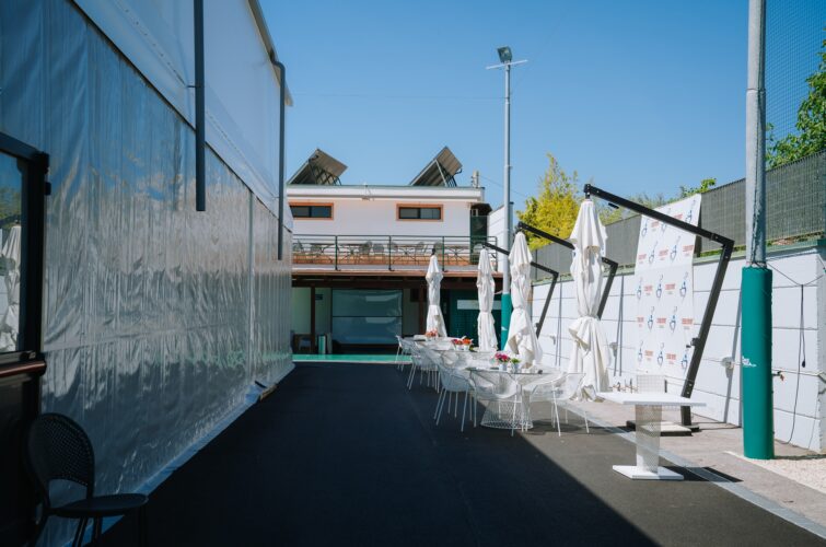Zona relax esterna con tavoli e sedie al FeelGood Padel Indoor di Foggia